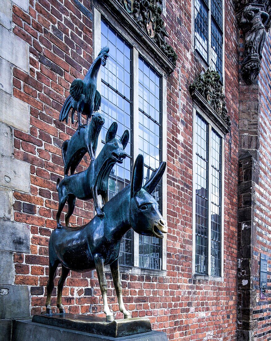 Bremer Stadtmusikanten, Bronzestatue von Gerhard Marcks am Rathaus von Bremen, Hansestadt Bremen, Deutschland