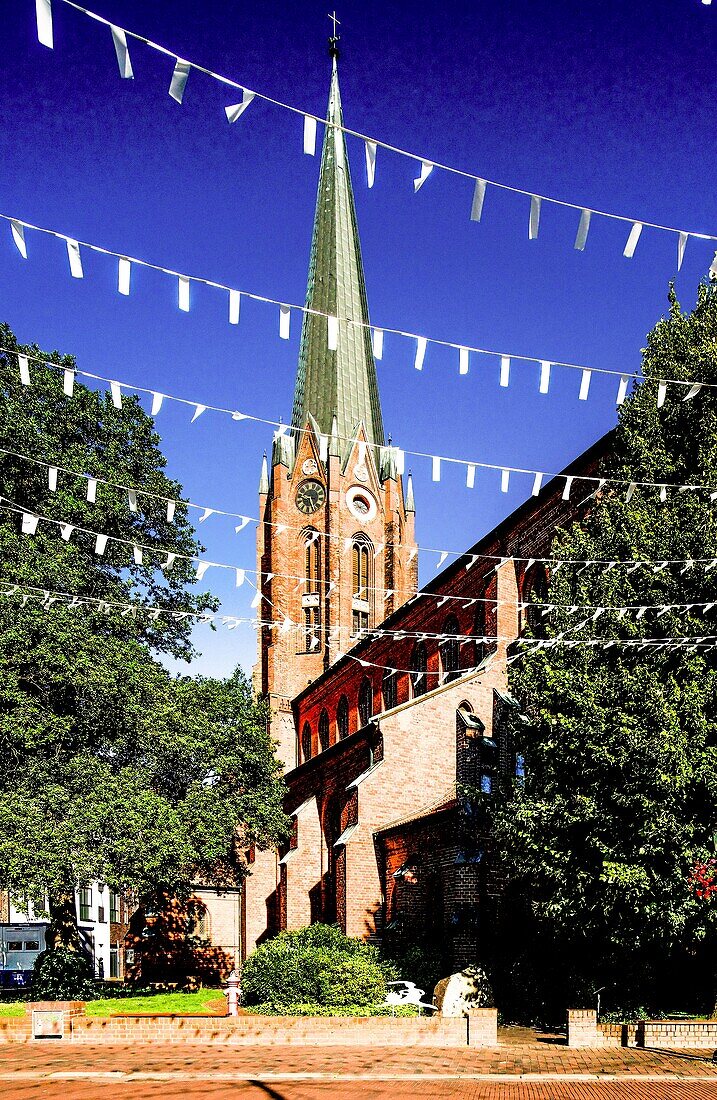 Motive Hase und Igel, Kirche St. Petri im Hintergrund, Buxtehude, Niedersachsen, Deutschland