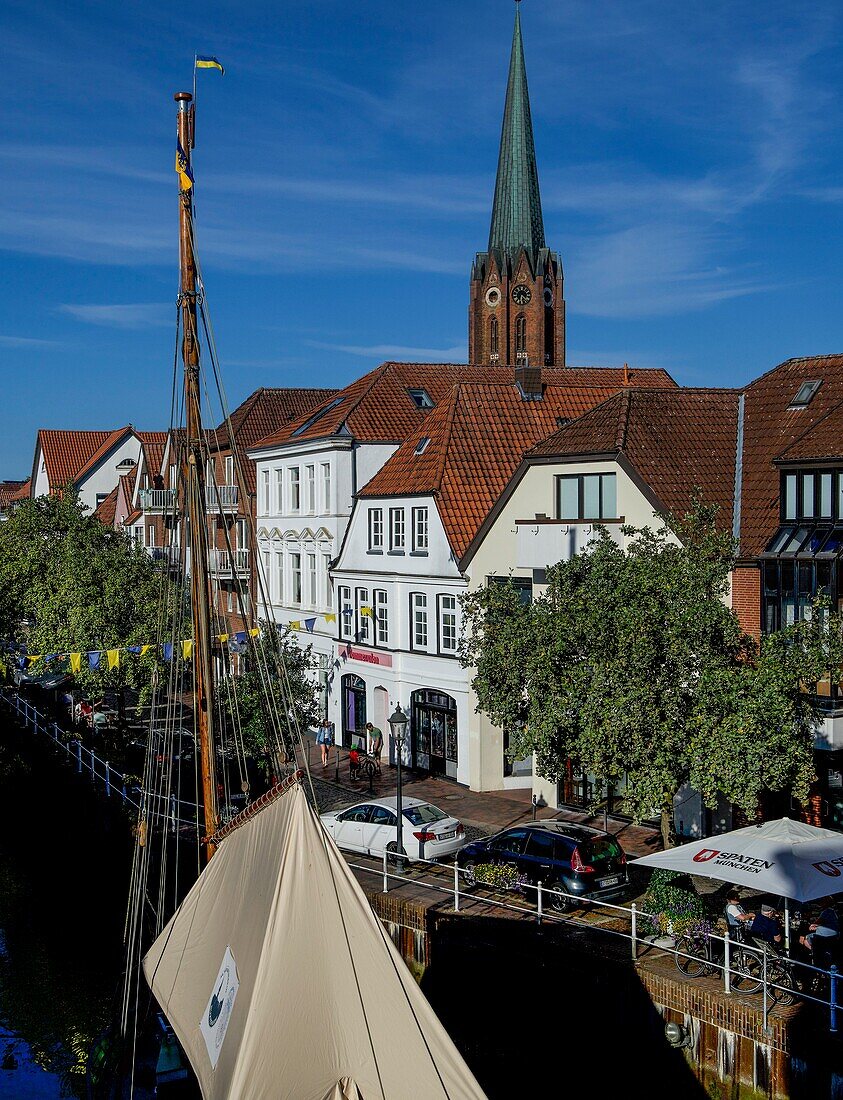  Last ship of the Buxtehude Ewer fleet, town houses on the Ostfleth, tower of the St. Peter&#39;s Church, Buxtehude, Lower Saxony, Germany 