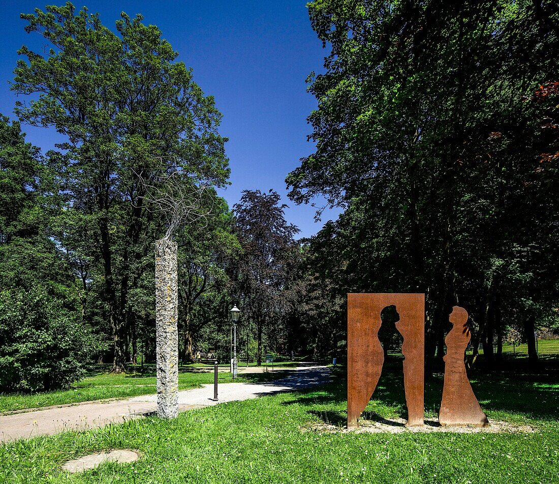  Frau Holle Park, sculpture Goldmarie and Pechmarie on the Frau Holle circular path, Hessisch Lichtenau, Hesse, Germany 