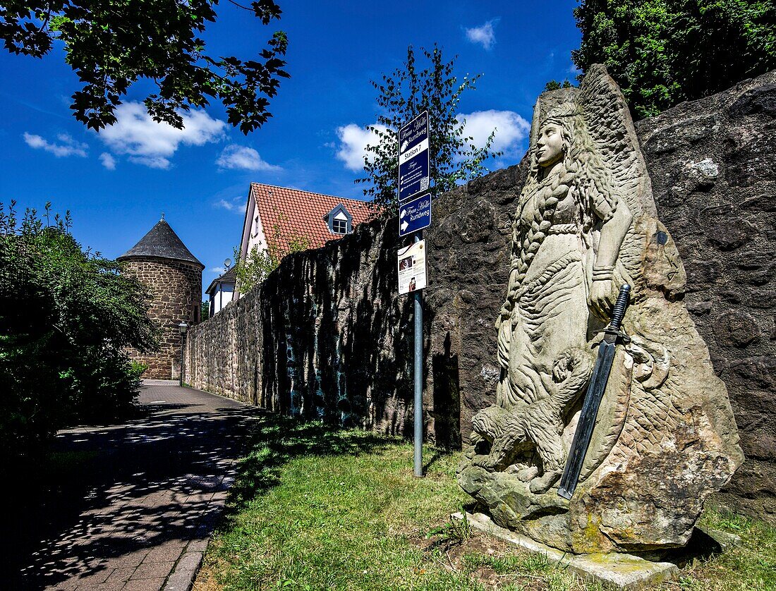 Frau Holle Rundweg, Stadtmauer, Runder Turm, Statue Göttin Freya, Hessisch Lichtenau, Hessen, Deutschland