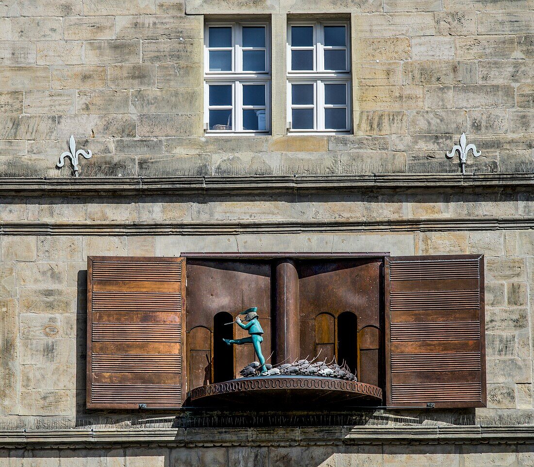 Darbietung des Rattenfänger-Figurenspiels am Hochzeitshaus, Altstadt von Hameln, Niedersachsen, Deutschland