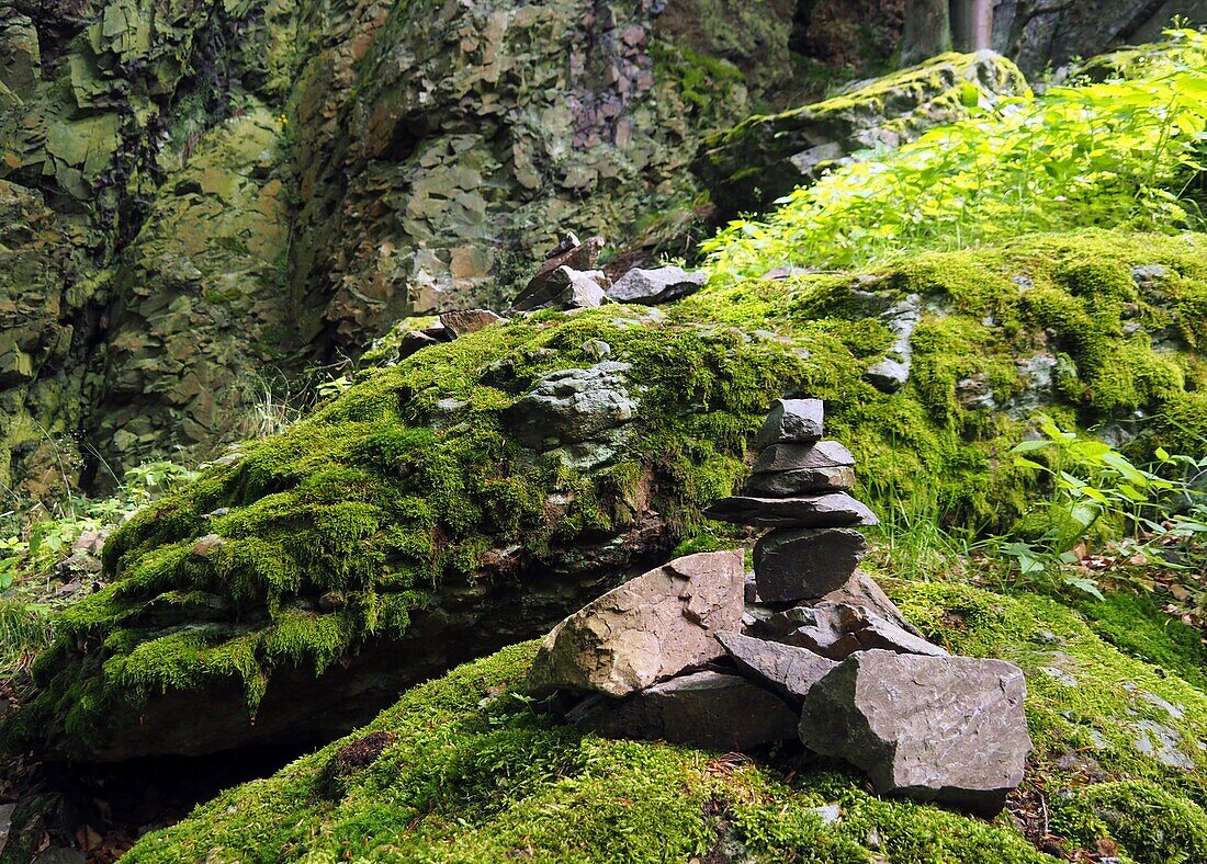 Steinmännchen im Höllental bei Lichtenberg, Frankenwald, Ober-Franken, Franken, Bayern, Deutschland