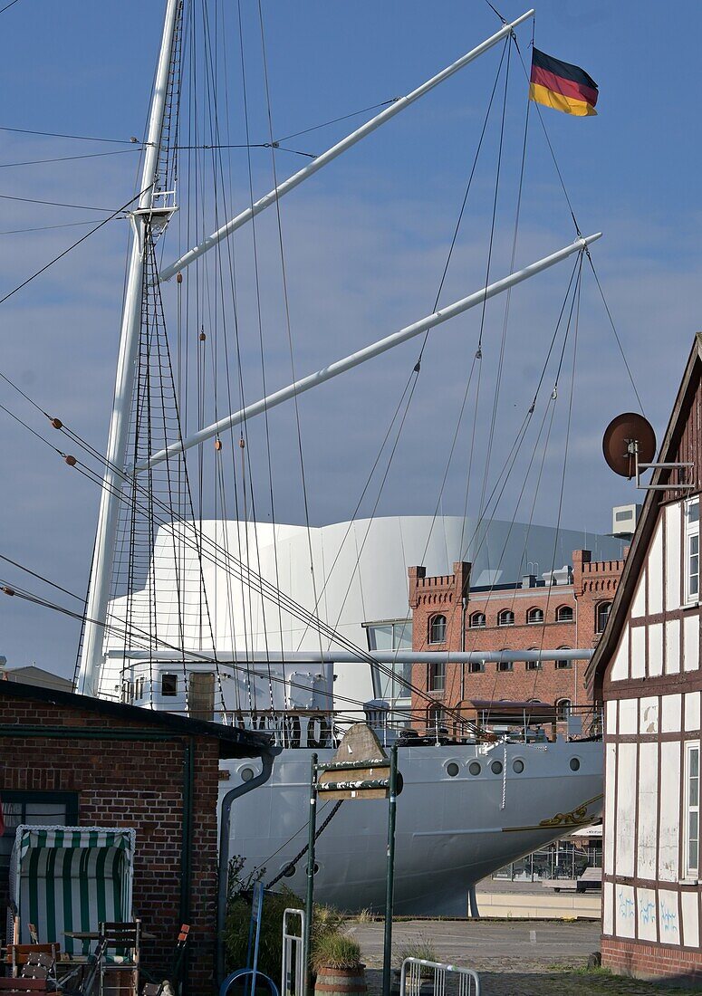 Segelschiff am Hafen vor modernem Museumsgebäude Ozeaneum, Stralsund, Mecklenburg-Vorpommern, Deutschland