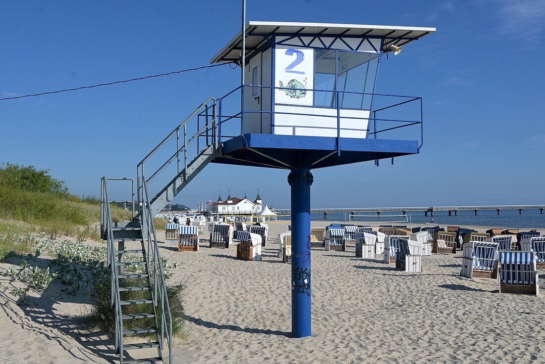 Strand an der Seebrücke von Albeck, Insel Usedom, Mecklenburg-Vorpommern, Deutschland