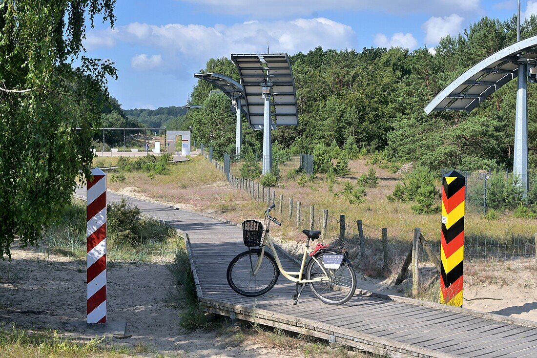 Fahrrad auf Wanderweg an der Deutsch-Polnischen Grenze bei Albeck, Insel Usedom, Mecklenburg-Vorpommern, Deutschland