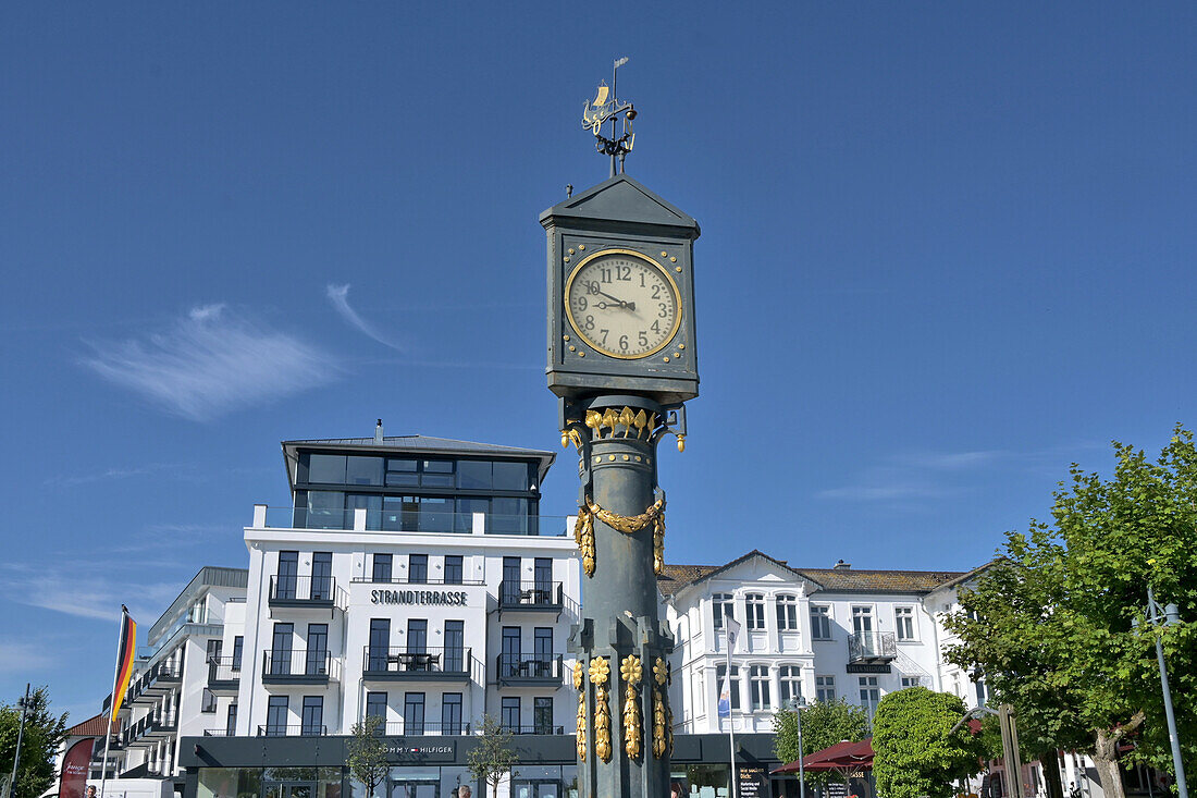 Historischer Uhrenturm vor der Seebrücke in Albeck, Insel Usedom, Mecklenburg-Vorpommern, Deutschland