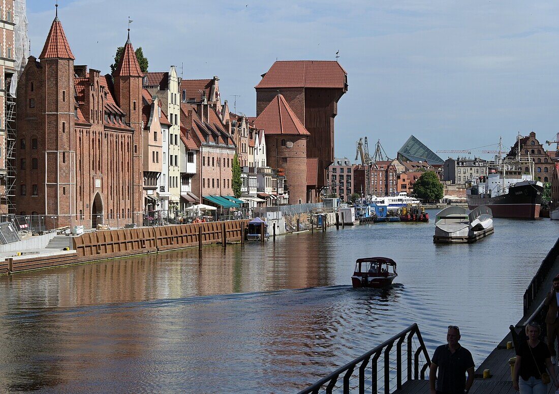  View over the Motlawa at the Speicherstadt to the Crane Gate, Rechtstadt, Gdansk, Poland 