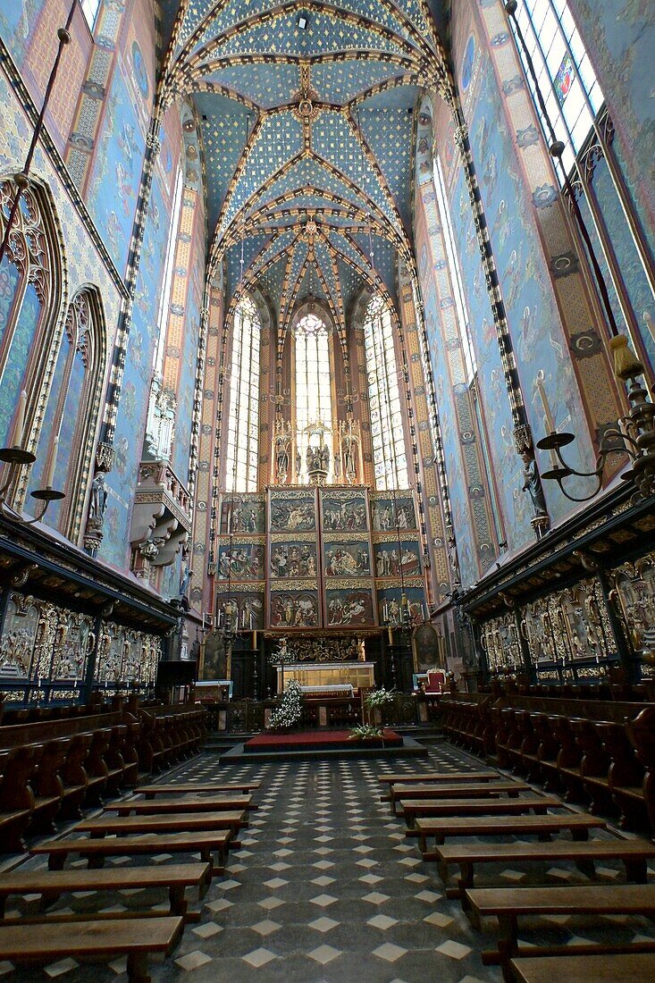 Chorgestühl und Altar in der Marienkirche, Krakau, (Kraków), Kleinpolen, Polen