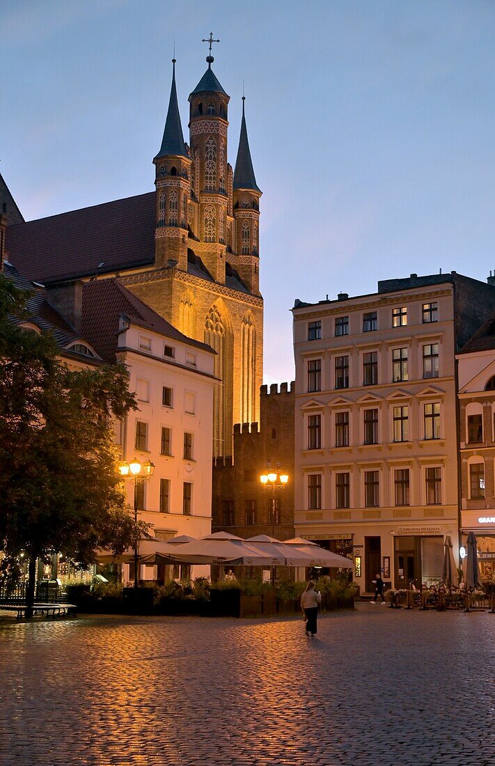  Sunset at St. Mary&#39;s Church in Torun, Poland 