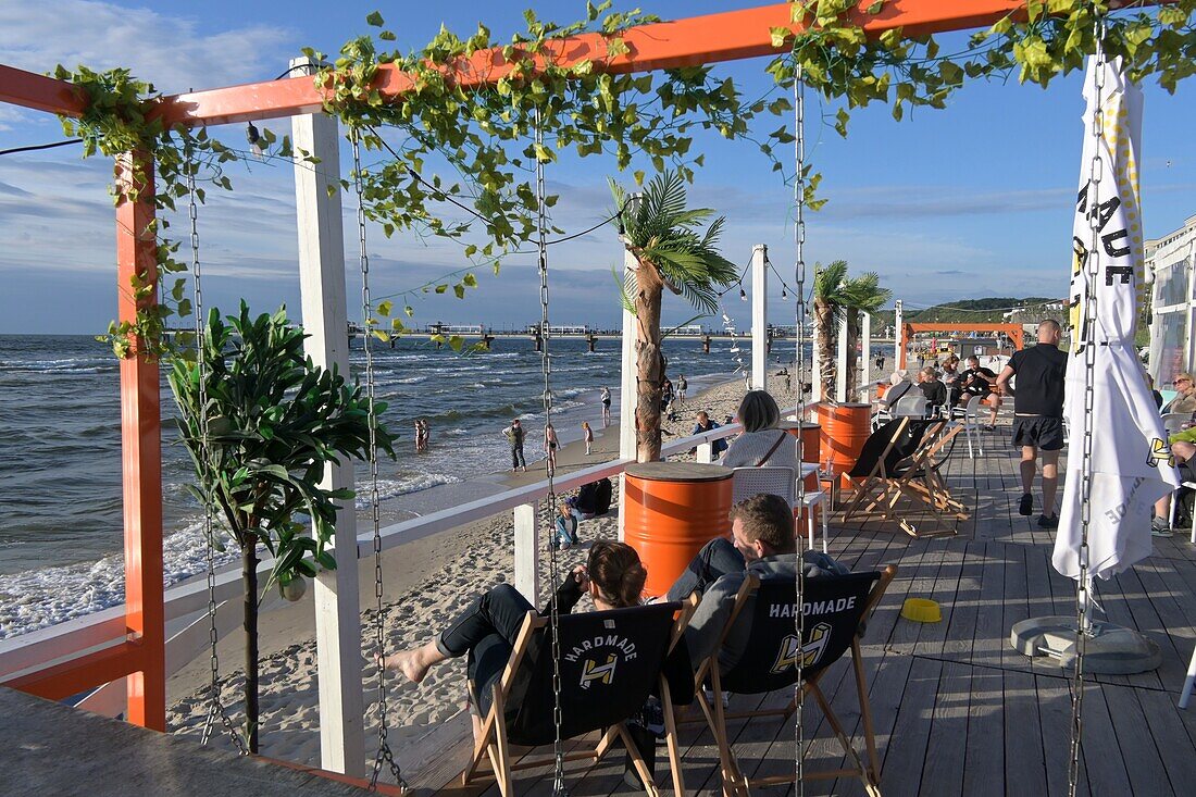 Menschen im Cafe am Strand von Misdroy (Miedzyzdroje), Nationalpark Wolin (Wolinski), Insel Wolin, Ostseeküste, West-Pommern, Polen