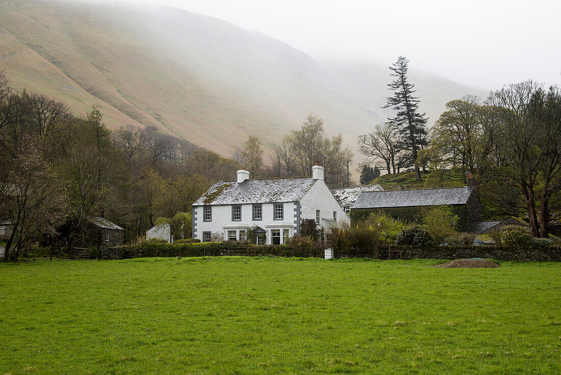  Traditionelles Bauernhaus aus Stein in Howtown, Ullswater, Cumbria, England, Großbritannien 