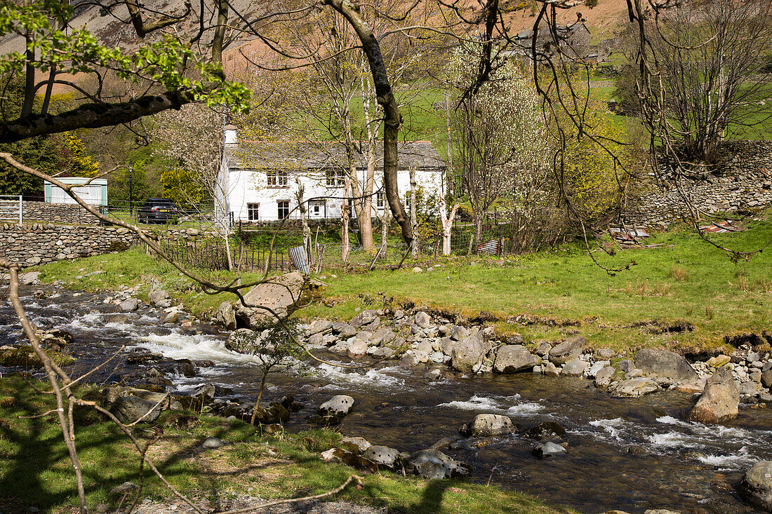  Traditionelles Bauernhaus aus Stein in Glenridding, Lake District, Cumbria, England, Großbritannien 