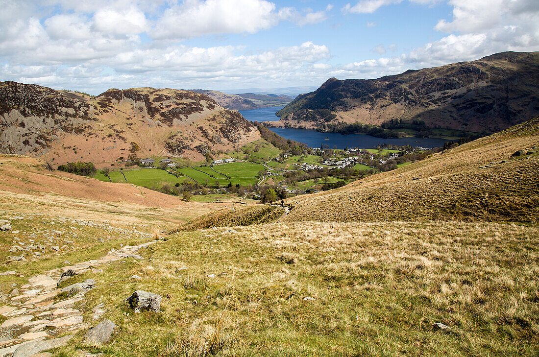  Blick auf den See Ullswater und das Dorf Glenridding, Lake District, Cumbria, England, Großbritannien 