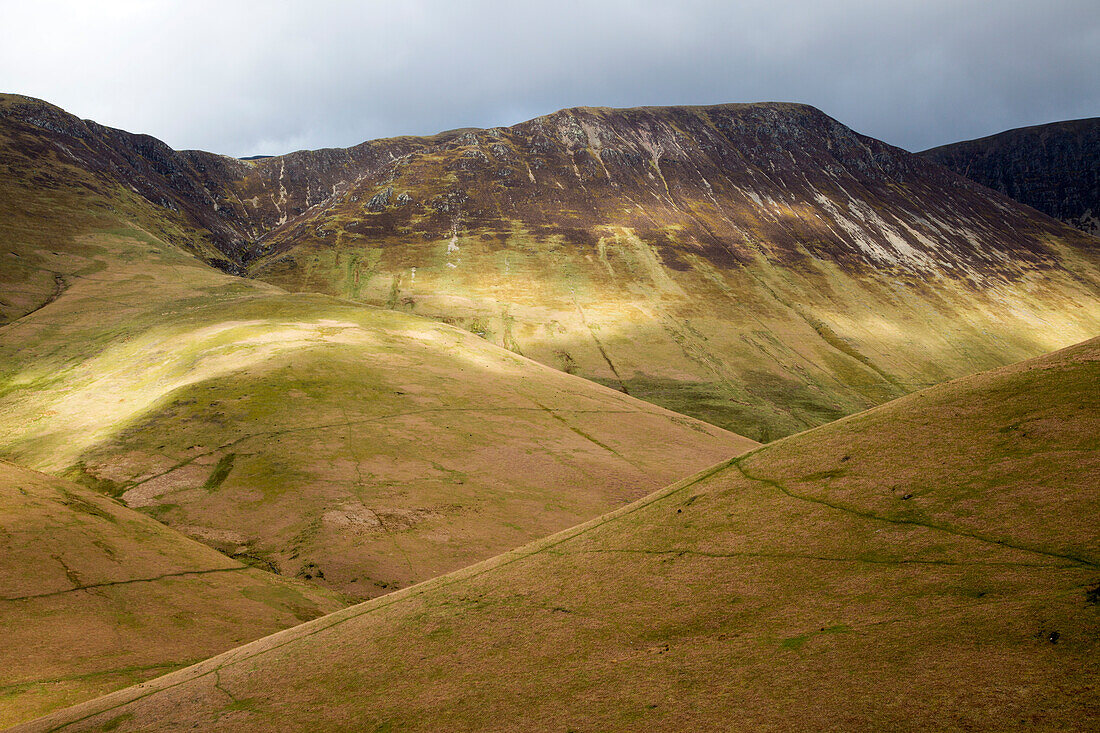  Whiteless Pike gesehen vom Newlines Pass, Lake District Nationalpark, Cumbria, England, Großbritannien 