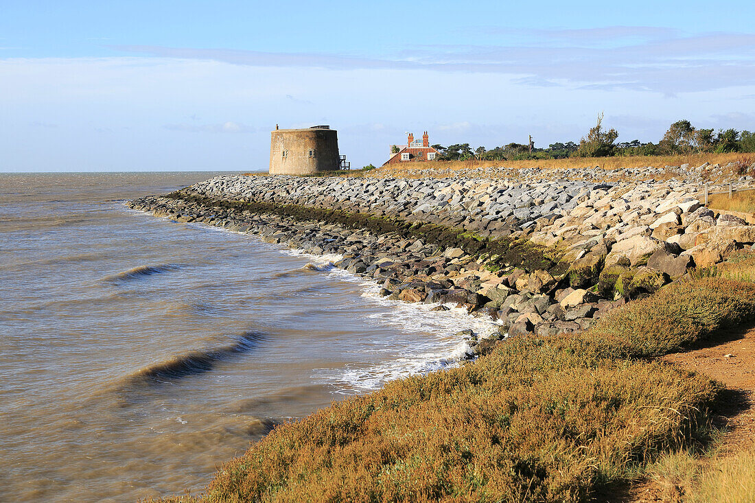  Martello-Turm W durch Felspanzerung vor Küstenerosion geschützt, East Lane, Bawdsey, Suffolk, England, Großbritannien 