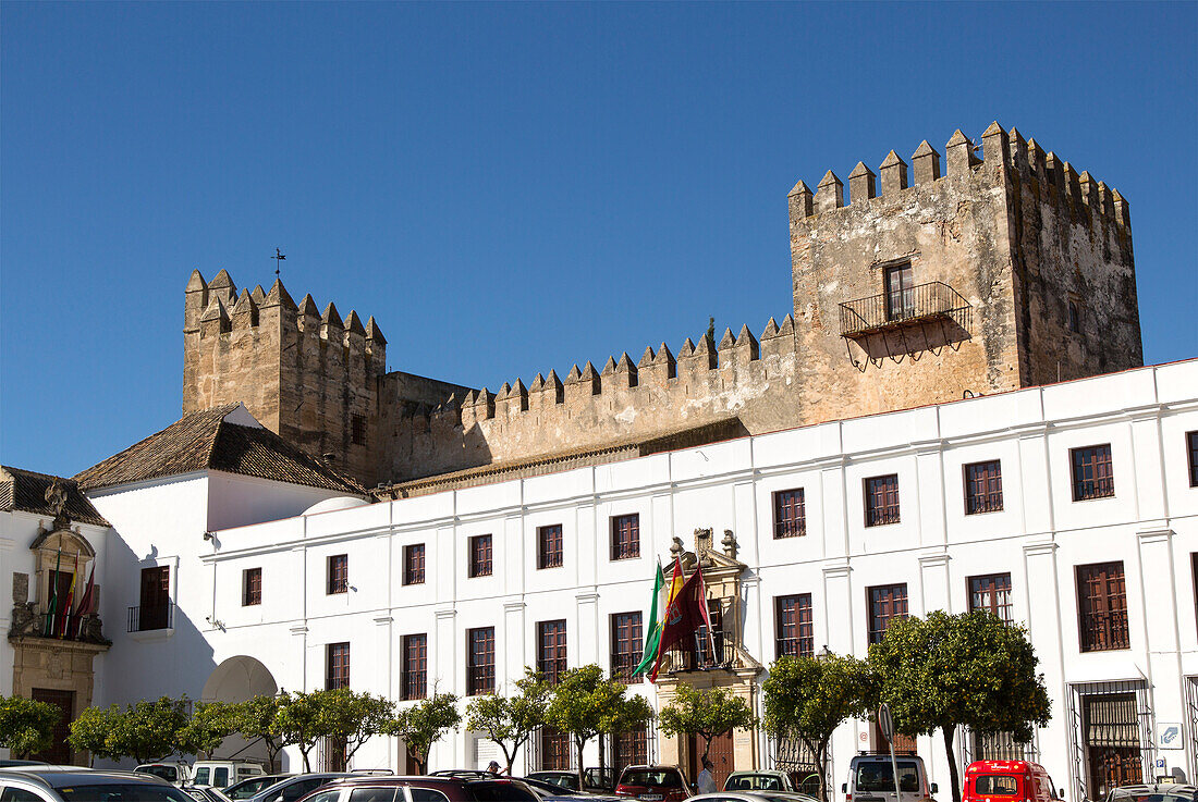  Schloss und Ayuntiamiento, Plaza del Cabildo, Dorf Arcos de la Frontera, Provinz Cádiz, Spanien 