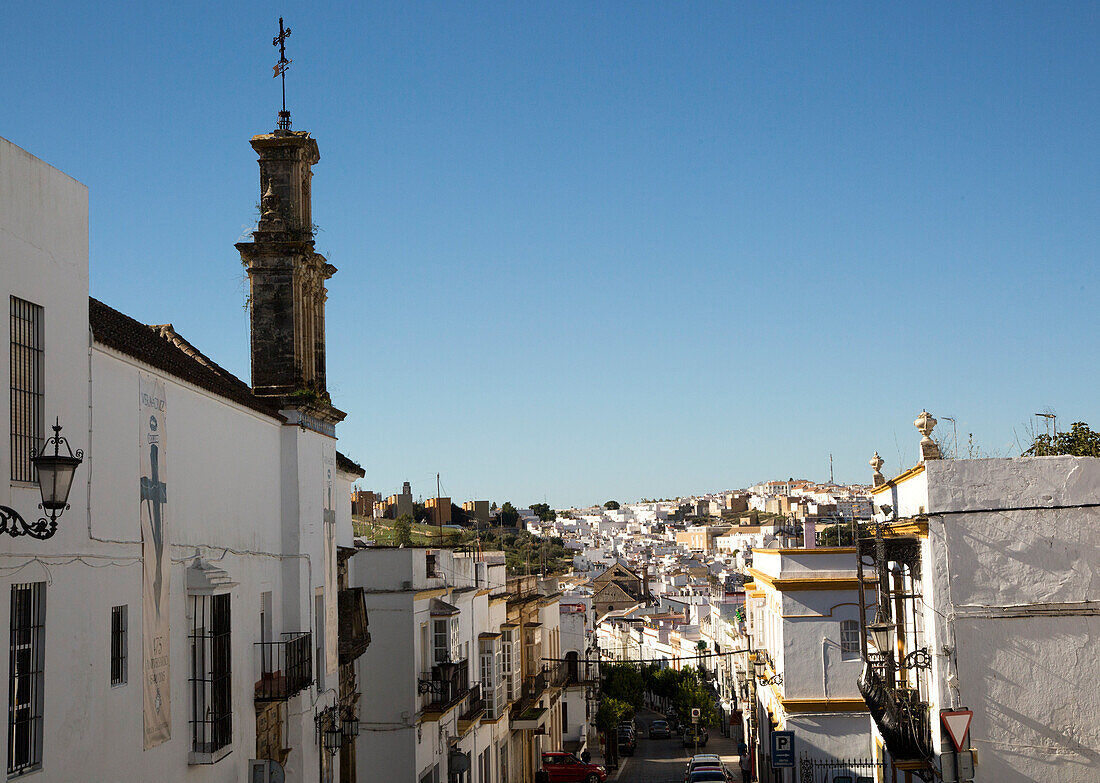  Blick über Gebäude im Dorf Arcos de la Frontera, Provinz Cadiz, Spanien 