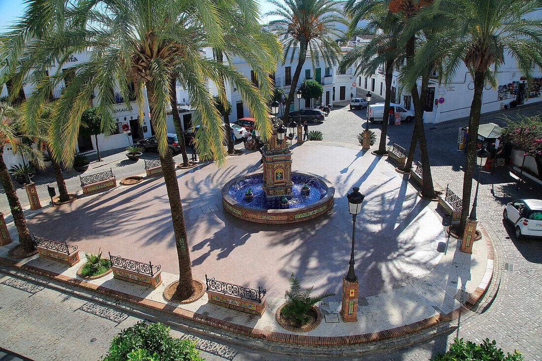  Brunnen und Palmen auf der Plaza de Espana, Vejer de la Frontera, Provinz Cadiz, Spanien 