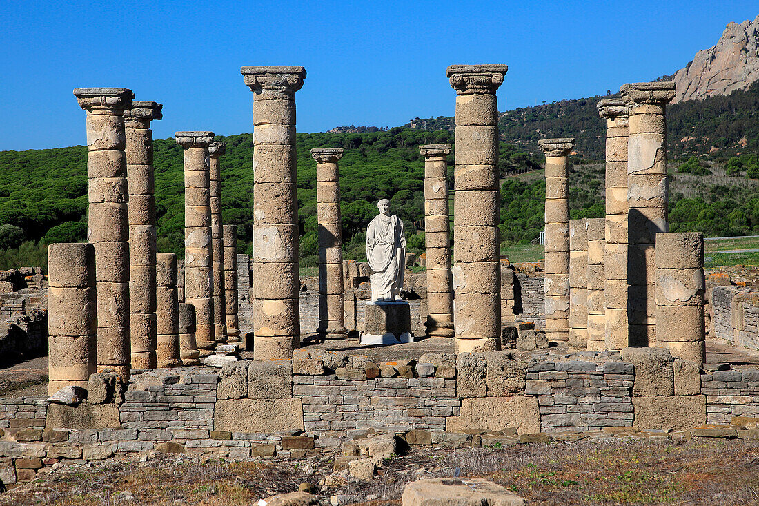  Statue des Kaisers Trajan im Forum, römische Stätte Baelo Claudia, Provinz Cadiz, Spanien 