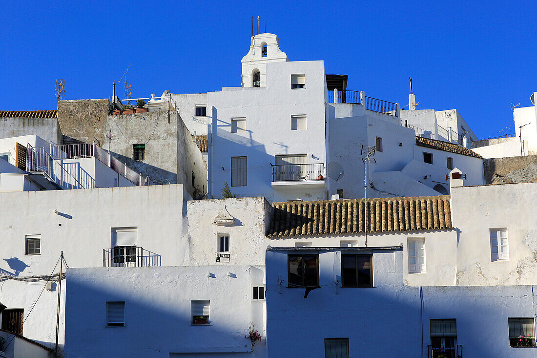  Pueblo Blanco, historisches Dorf mit weiß getünchten Häusern am Hang, Vejer de la Frontera, Provinz Cadiz, Spanien 