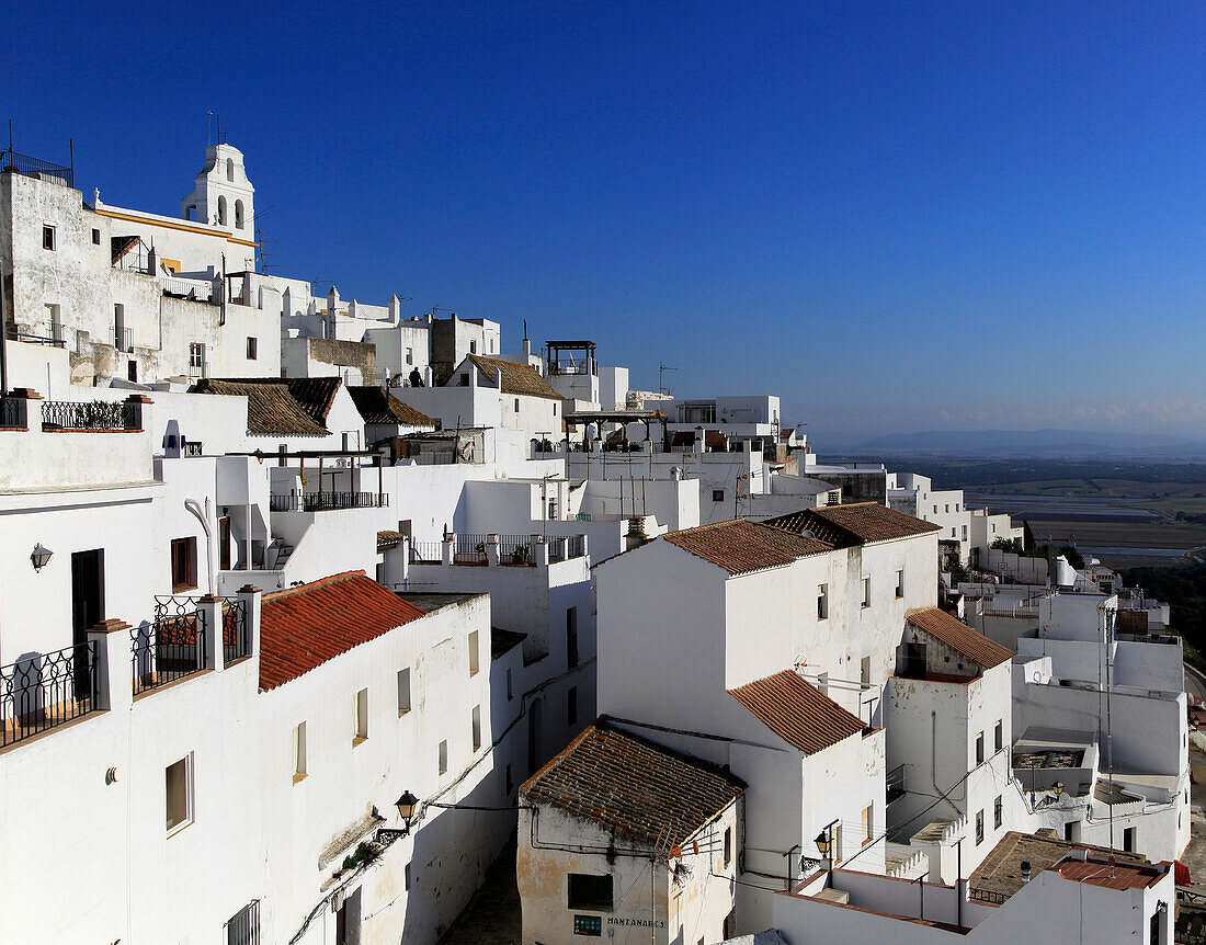  Pueblo Blanco, historisches Dorf mit weiß getünchten Häusern am Hang, Vejer de la Frontera, Provinz Cadiz, Spanien 