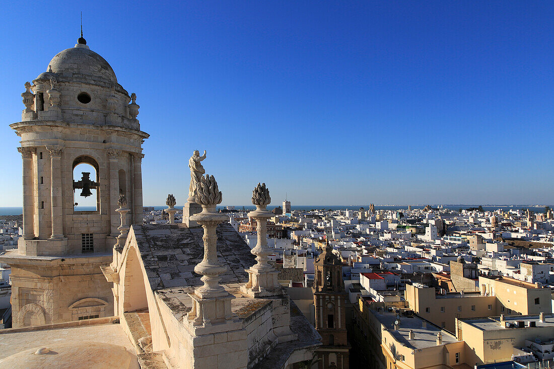  Dächer von Gebäuden im Barrio de la Vina, Blick nach Westen vom Dach der Kathedrale, Cadiz, Spanien 