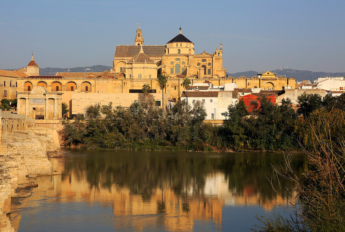  Fluss Rio Guadalquivir und historische Gebäude der Mezquita-Kathedrale, Große Moschee, Cordoba, Spanien 