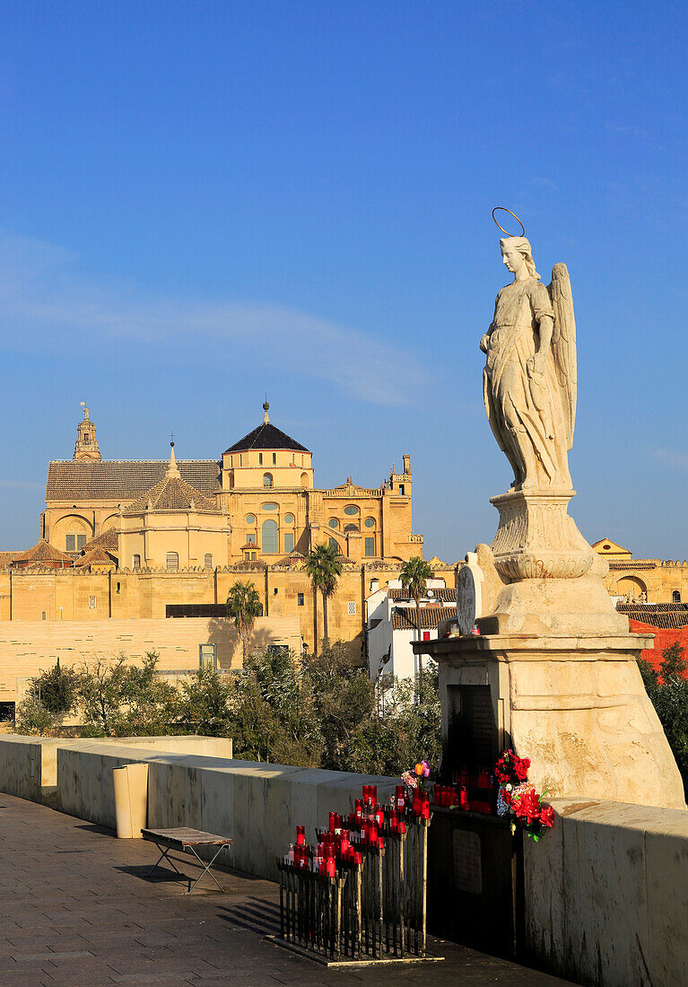  Statue des Engels San Rafael auf der römischen Brücke mit Blick auf die Kathedrale, Cordoba, Spanien 