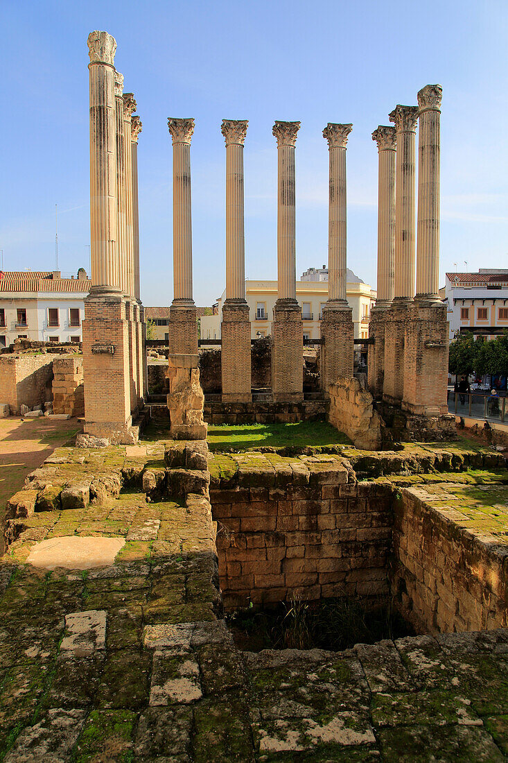  Säulen der römischen Tempelreste, Templo Romano, Cordoba, Spanien 