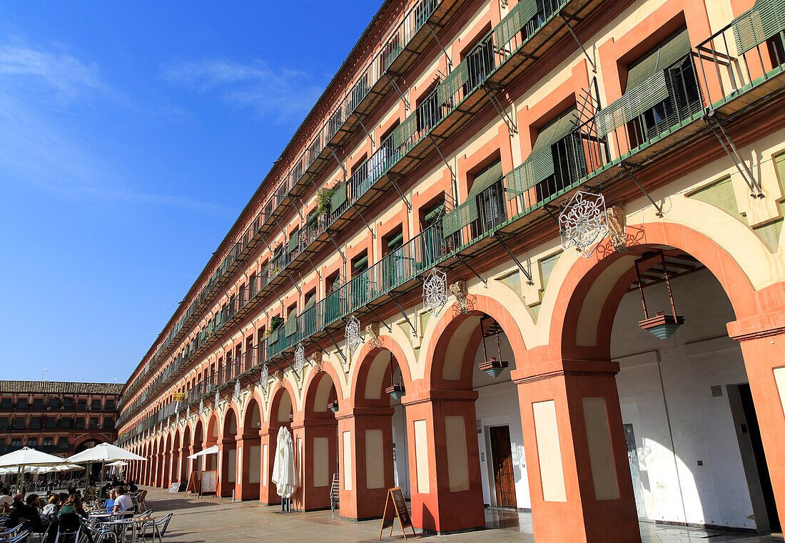  Historische Gebäude auf dem Säulenplatz Plaza de Corredera aus dem 17. Jahrhundert, Cordoba, Spanien 