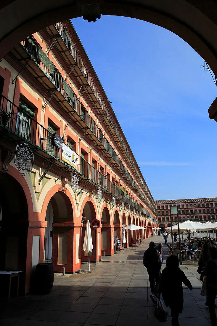  Historische Gebäude auf dem Säulenplatz Plaza de Corredera aus dem 17. Jahrhundert, Cordoba, Spanien 