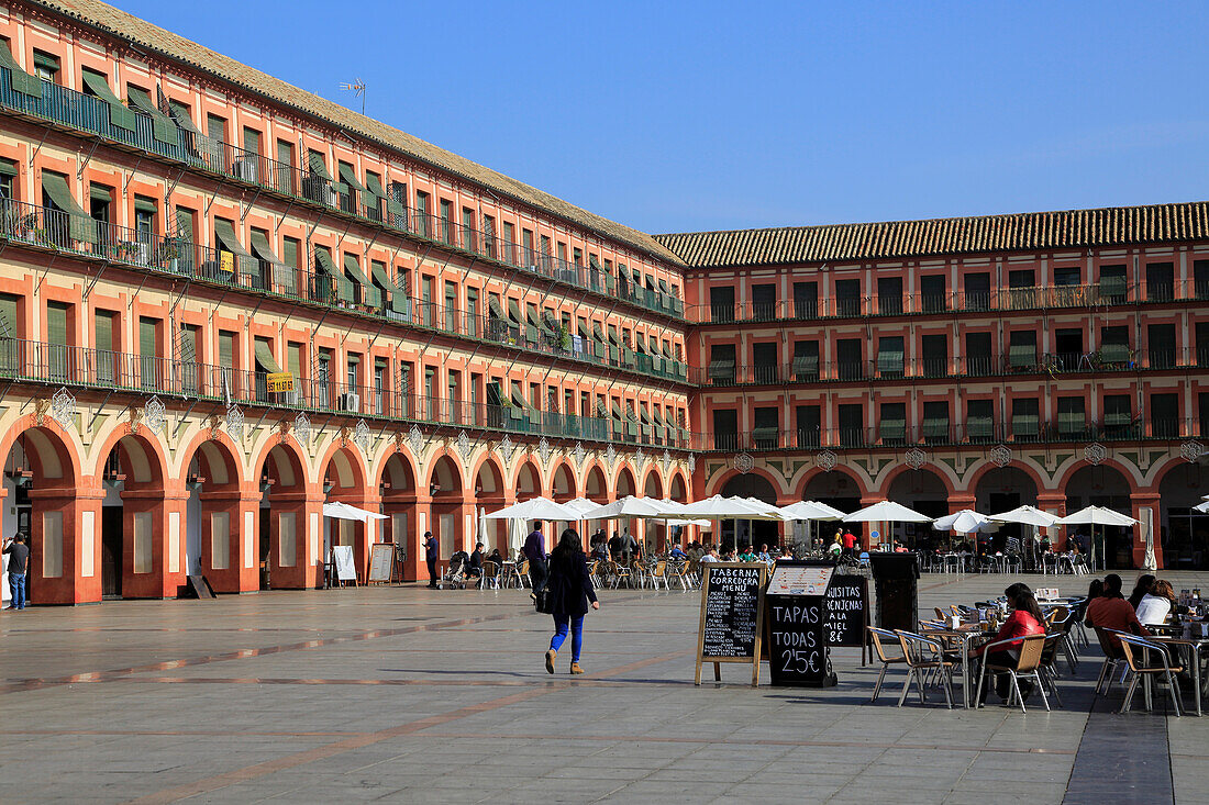  Historische Gebäude auf dem Säulenplatz Plaza de Corredera aus dem 17. Jahrhundert, Cordoba, Spanien 