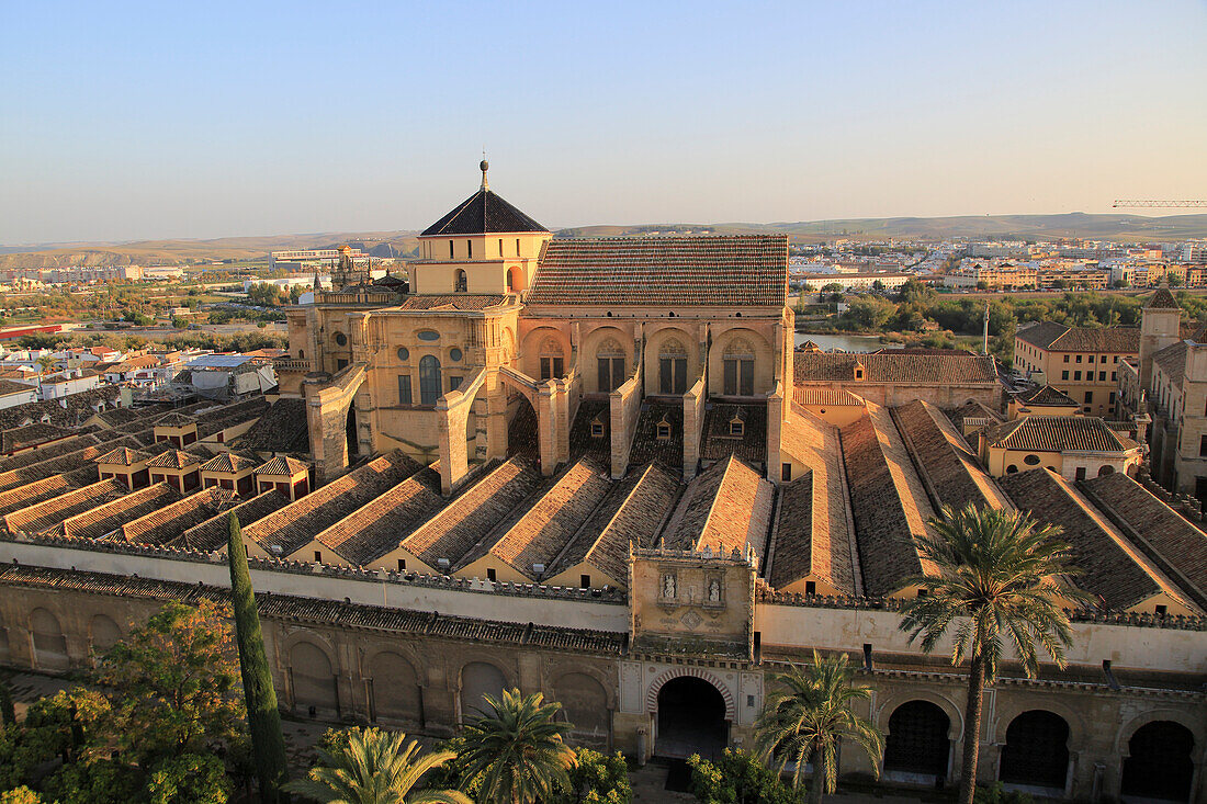  Erhöhte Ansicht der Großen Moschee, Mezquita-Kathedrale, ehemaliges Moscheengebäude im Zentrum von Córdoba, Spanien 