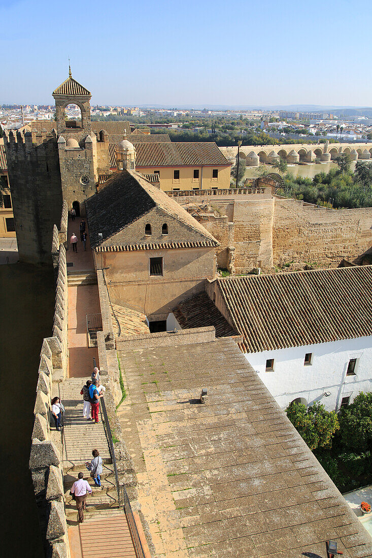 Blick auf die römische Brücke und den Fluss Rio Guadalquivir von Alcazar, Cordoba, Spanien, Alcázar de los Reyes Cristianos