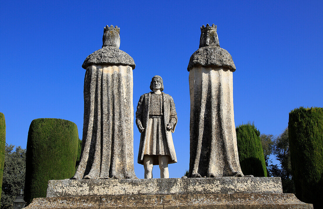  Statuen von Kolumbus, König Ferdando und Königin Isabel im Garten von Alcazar, Cordoba, Spanien, Alcázar de los Reyes Cristianos 