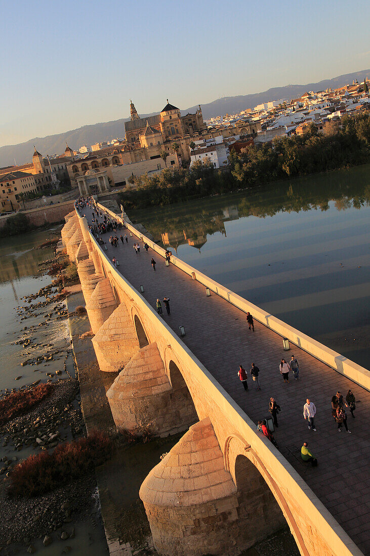  Römische Brücke über den Fluss Rio Guadalquivir mit Mezquita-Gebäuden, Cordoba, Spanien 