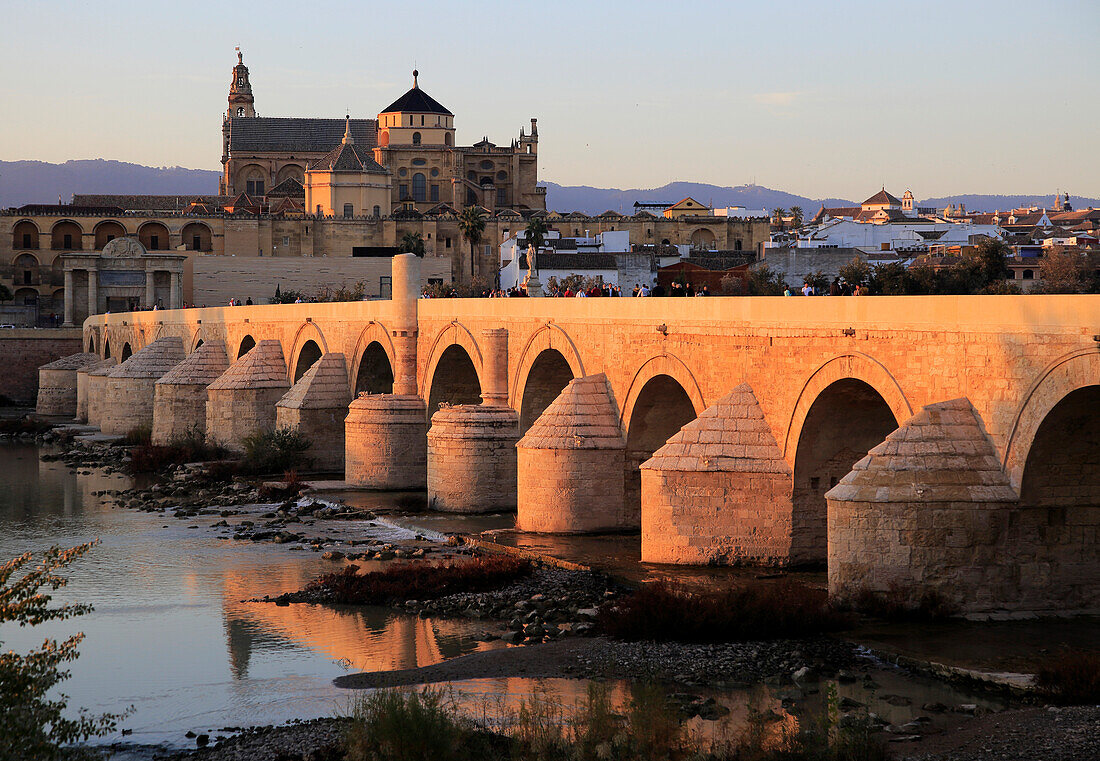  Römische Brücke über den Fluss Rio Guadalquivir mit Mezquita-Gebäuden, Cordoba, Spanien 