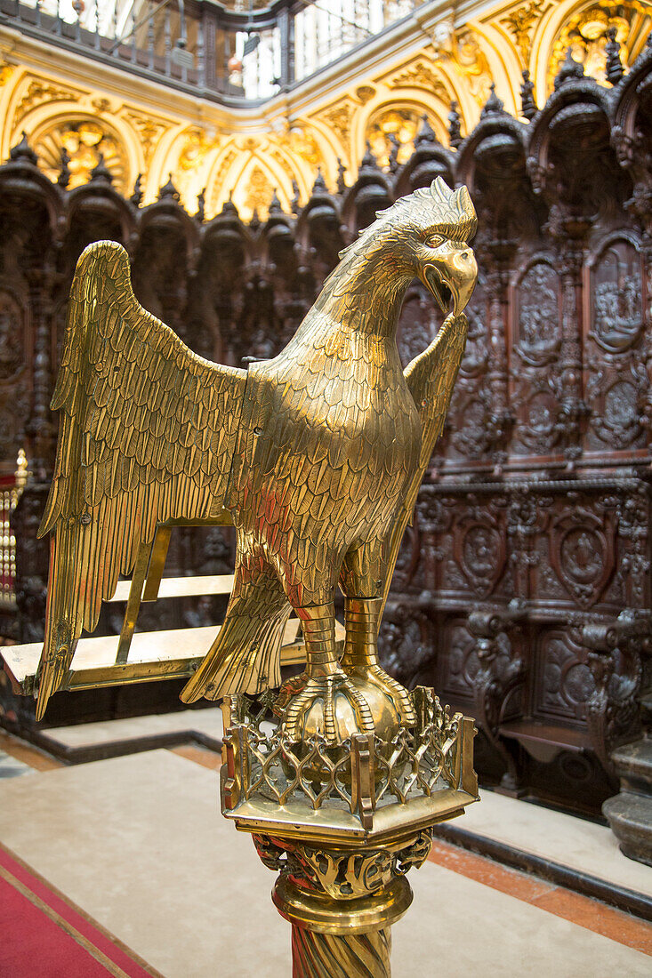  Messing-Adler-Rednerpult in der katholischen Kathedrale, ehemalige große Moschee, Cordoba, Spanien 