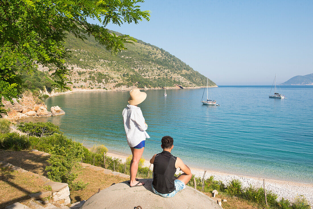  Paar auf der Kuppel eines Bunkers an einem Strand der Halbinsel Karaburun, im Karaburun-Sazan Marine Park, Bucht von Vlore, Albanien, Südosteuropa 