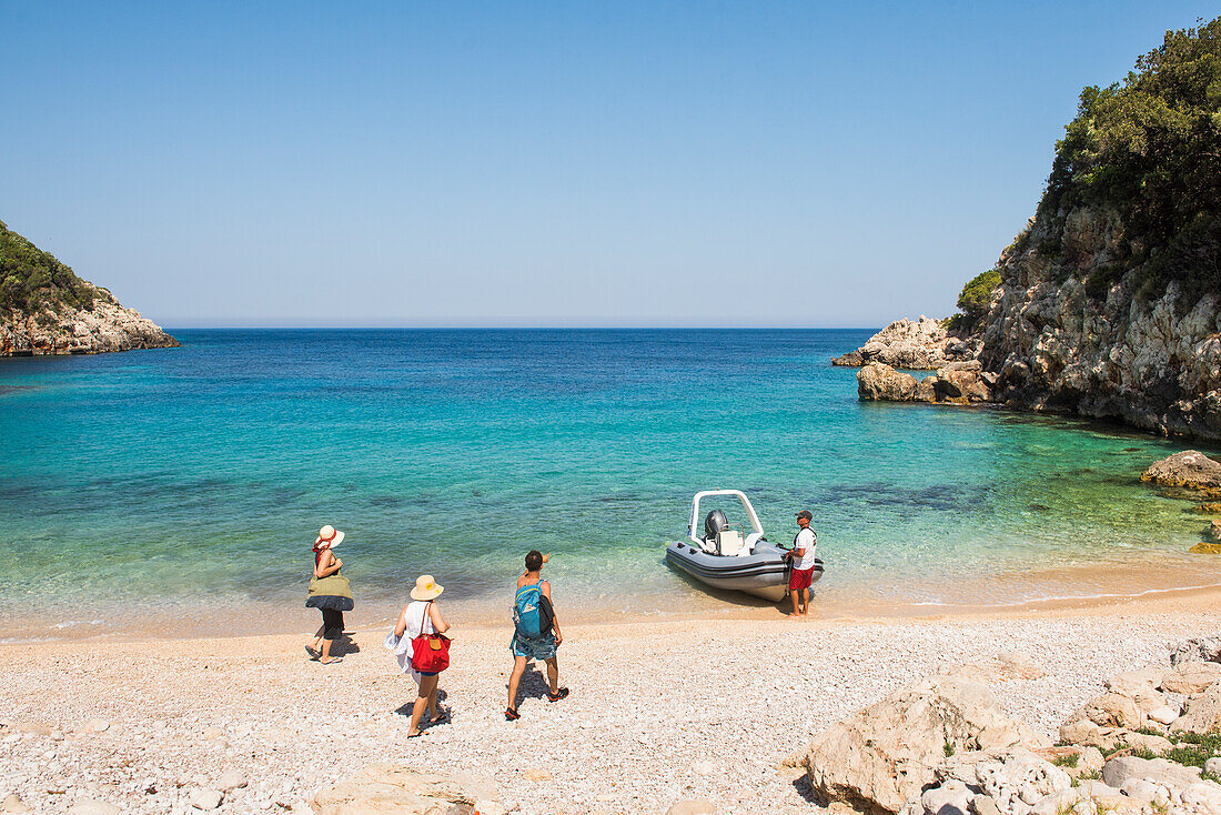  Einsteigen in ein Schlauchboot am Strand von Brisana, Halbinsel Karaburun, im Karaburun-Sazan Marine Park, Bucht von Vlore, Albanien, Südosteuropa 