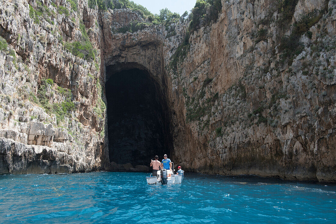  Touristenboot vor der Haxhi Ali-Höhle, Halbinsel Karaburun, im Karaburun-Sazan Marine Parc, Bucht von Vlore, Albanien, Südosteuropa 