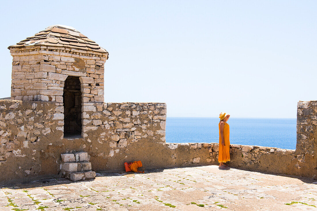  Frau steht auf dem Dach der Festung Ali Pasha Tepelena in Porto Palermo, Ionische Küste, Albanien, Südosteuropa 