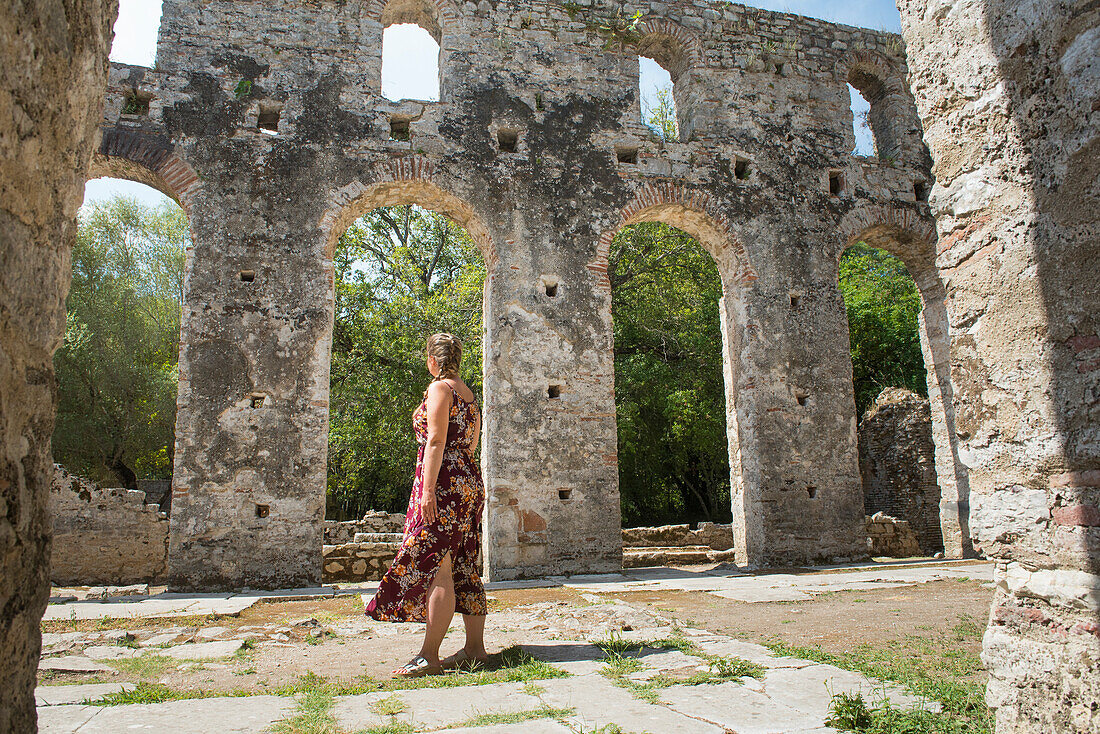  Junge Frau in den Überresten der Großen Basilika, archäologische Stätte von Butrint, Butrint-Nationalpark, UNESCO-Weltkulturerbe, in der Nähe von Saranda, an der Ionischen Küste, Albanien, Südosteuropa 