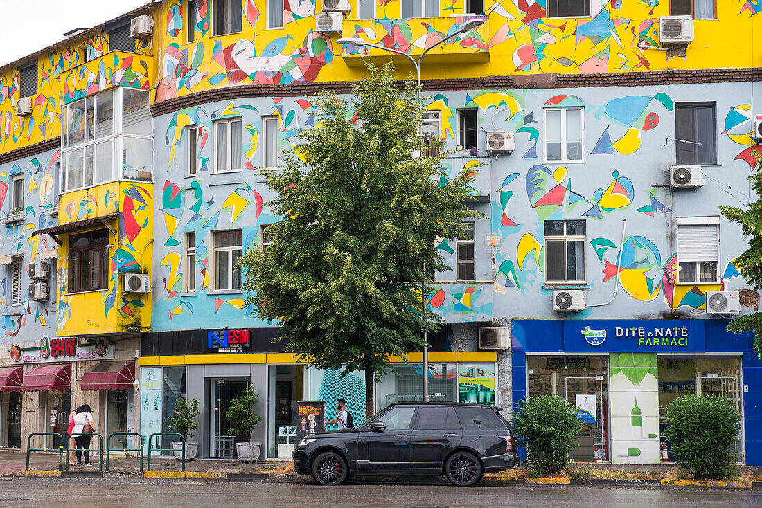  Farbenfrohes Gebäude an der Kreuzung der Straßen Sulejman Delvina und Gjik Kuqali, in der Nähe des Selman Stermasi Stadions, Tirana, Albanien, Südosteuropa 