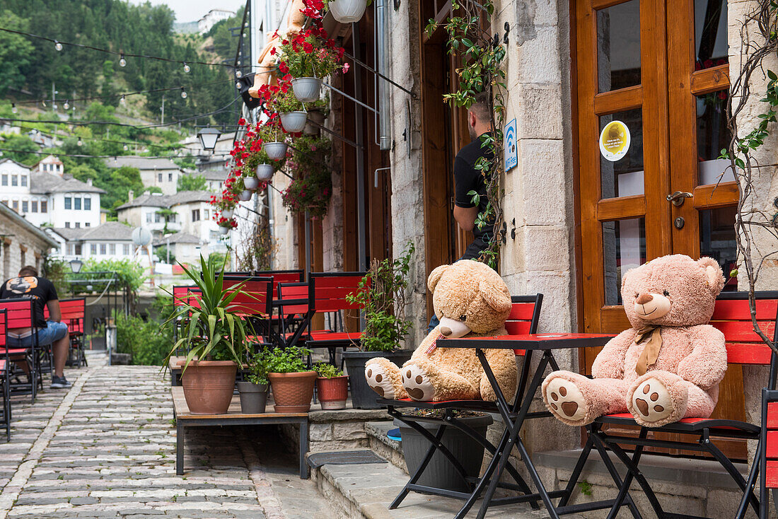  Café-Terrasse in Gjirokaster oder Gjirokastra, Gemeinde Südalbanien, UNESCO-Weltkulturerbe, Albanien, Südosteuropa 