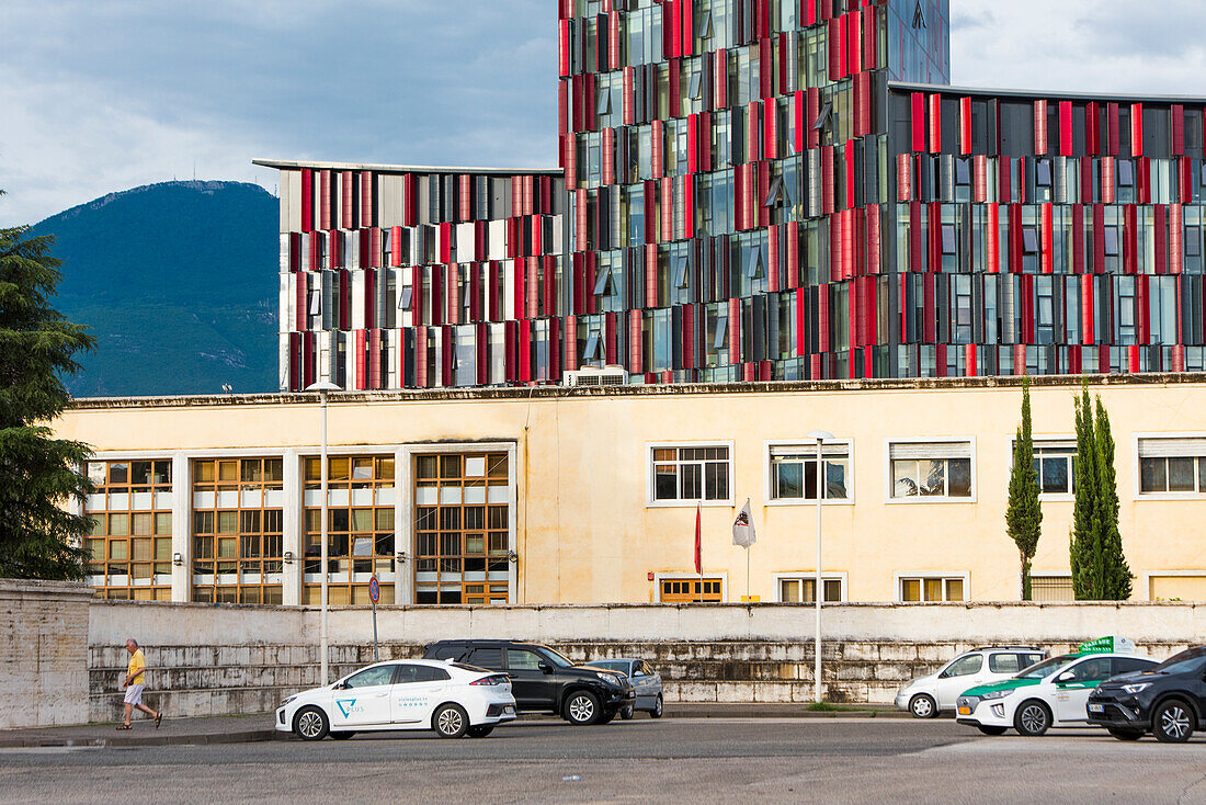 Archäologisches Nationalmuseum mit der Fassade des Arena Shopping Centers, Sheshi Nënë Tereza, Tirana, Albanien, Südosteuropa