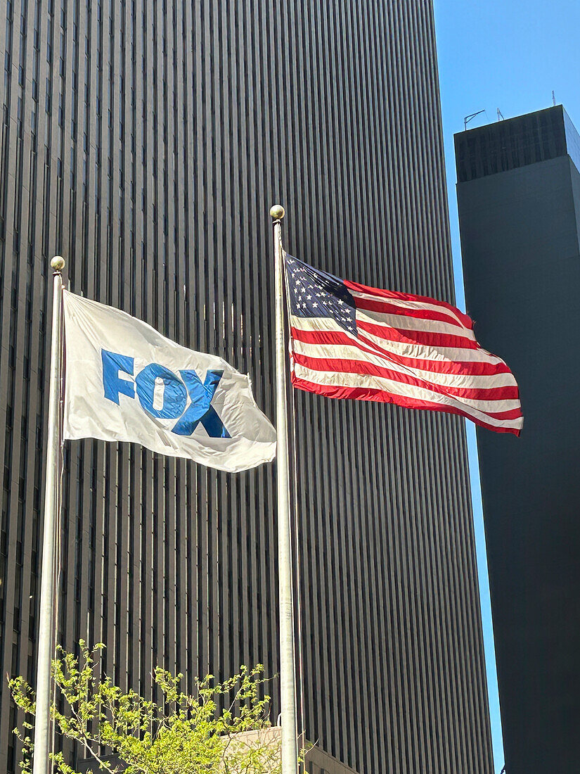  Fox News und amerikanische Flaggen wehen vor dem News Corp Building, Avenue of the Americas, New York City, New York, USA 