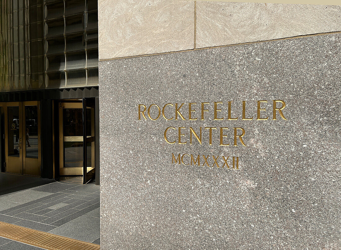  Rockefeller Center MCMXXXII in Granit an der Gebäudeaußenseite eingraviert, New York City, New York, USA 