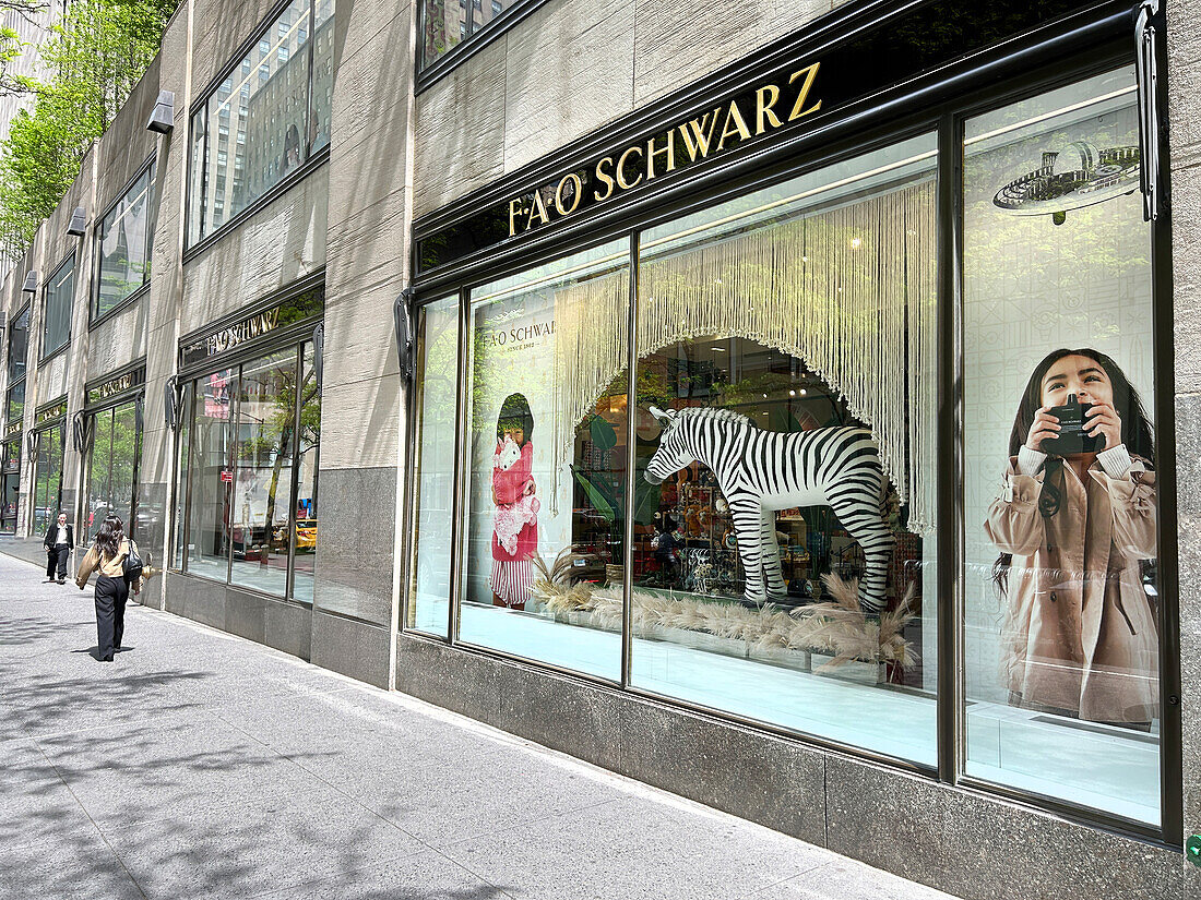  FAO Schwarz-Geschäft, Gebäudeaußen- und Bürgersteigszene, Rockefeller Center, New York City, New York, USA 